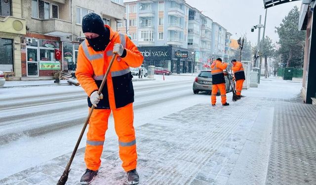Afyonkarahisar’da karla mücadele devam ediyor