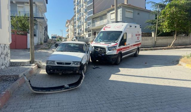 Afyon'da Ambulansın karıştığı kazada 2 sağlık görevlisi yaralandı