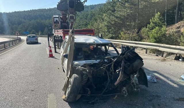 Şarampole girip ağaçlara çarpan otomobilde 4 kişi yaralandı