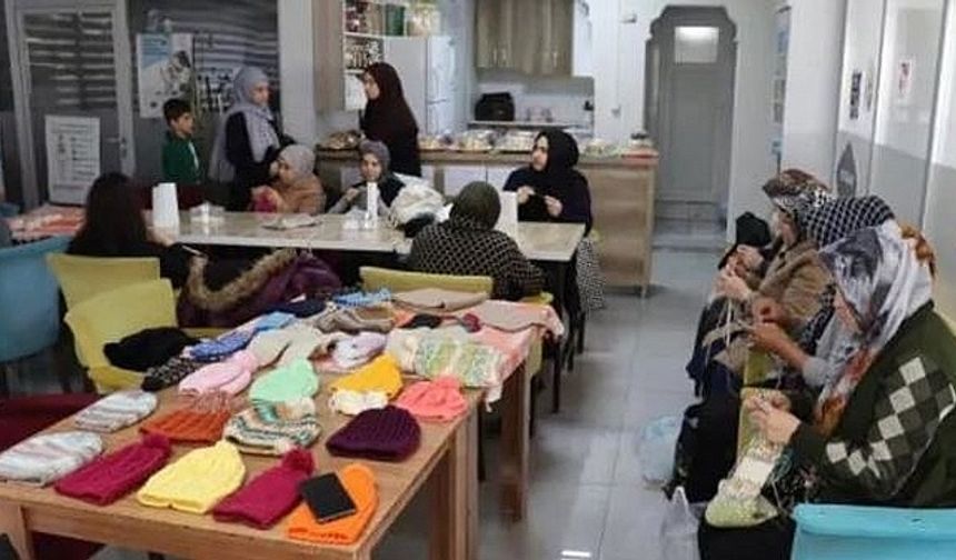 Hocalar’da gönüllü kadınlar depremzedeler için çorap, bere, atkı, eldiven örüyor