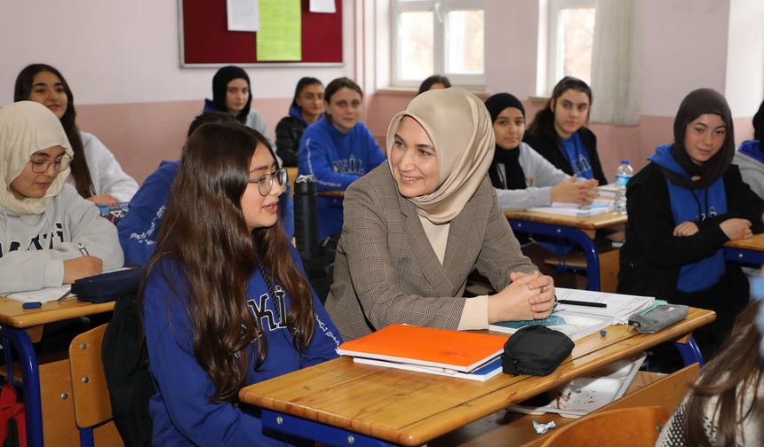 Afyonkarahisar Valisinden Eğitime Destek Ziyareti